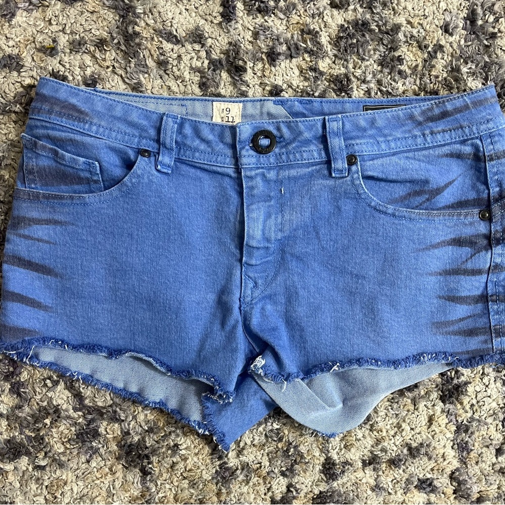 Woman's Volcom blue cutoff short shorts. 
Size 9
Inseam 2 inches
#volcom - Picture 3 of 9